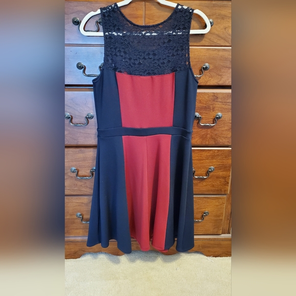 Color Blocking Dress - Picture 2 of 3